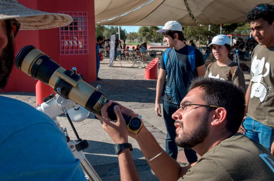 La observación del cielo con telescopios es una de las actividades esenciales. (Cortesía)