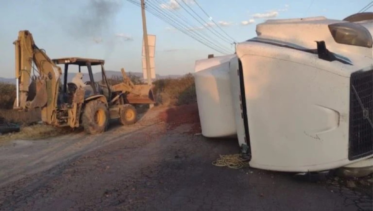Tráiler vuelca en bulevar las Torres.