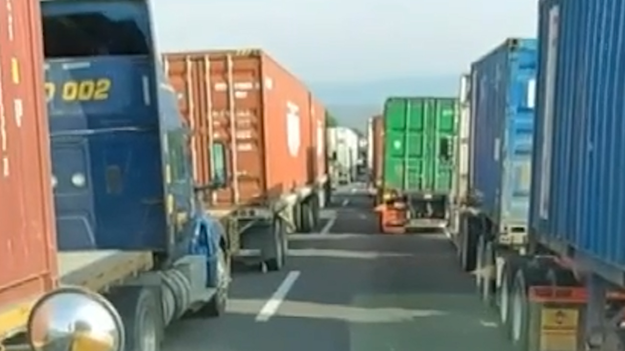 Accidente de tráiler provoca cierre de autopista Guadalajara-Colima
