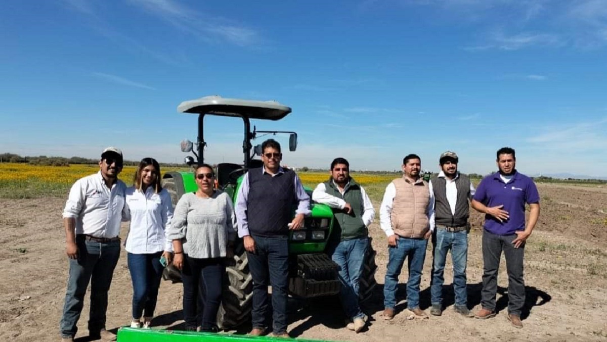 Los alumnos recibieron información del funcionamiento de los tractores y algunos pudieron manejarlos. (cortesía)