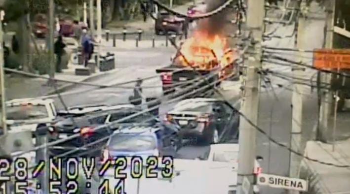 Automóvil se incendia em avenida de Gustavo A. Madero.