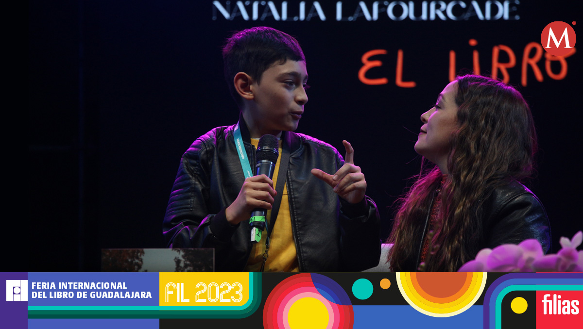 La autora de 'De todas las flores' y Emiliano, el "niño reportero". (Foto: Ángel Soto)
