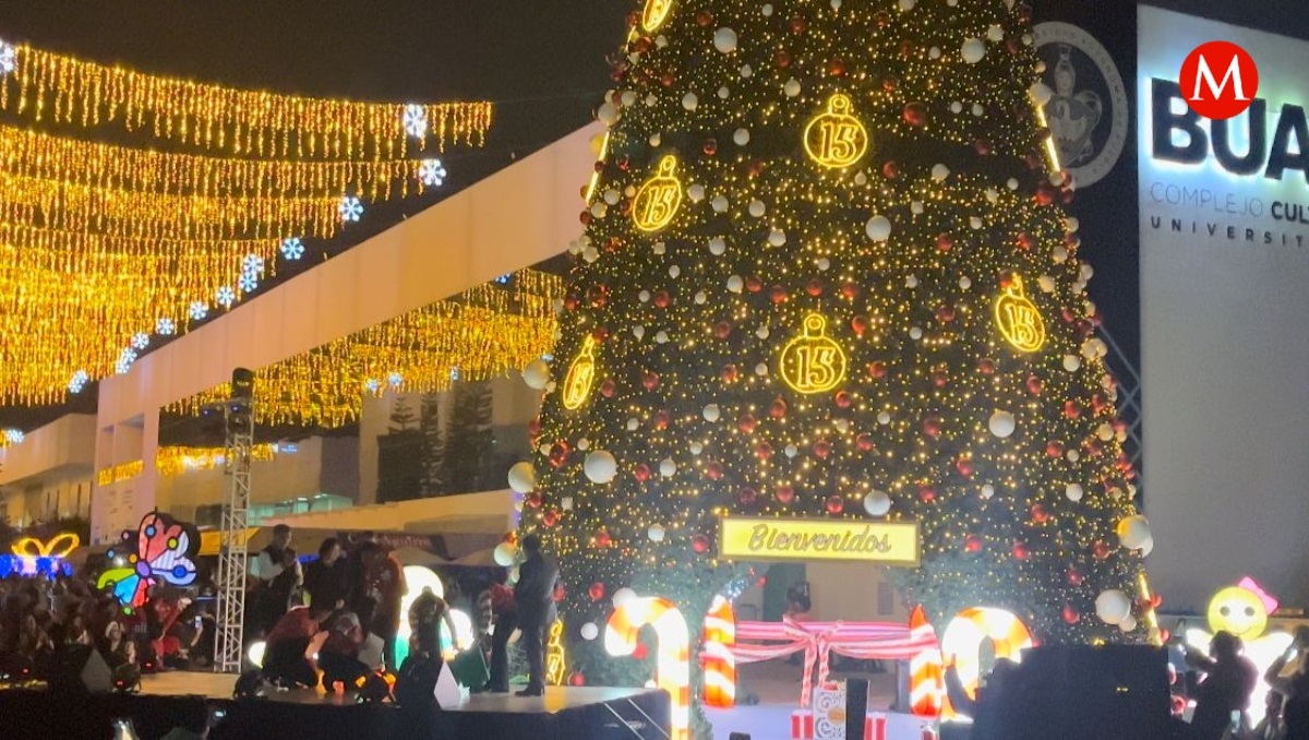 Así fue el encendido del mega árbol navideño en el CCU de la BUAP | Mariana Camarillo