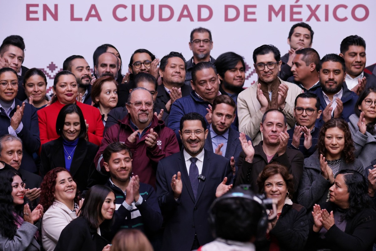 Martí Batres celebra adaptación de ahuehuete.