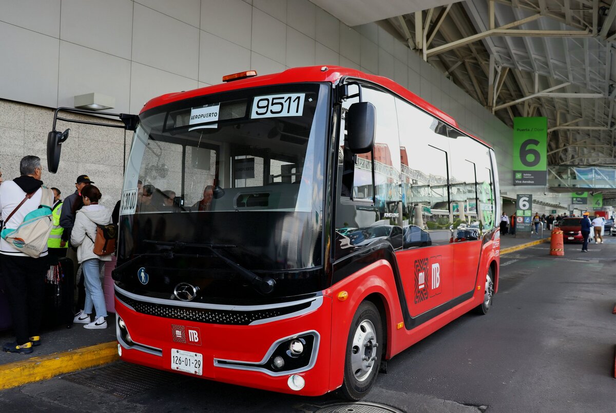 Metrobús de la CdMx ofrece servicio en AICM con pequeña unidad.