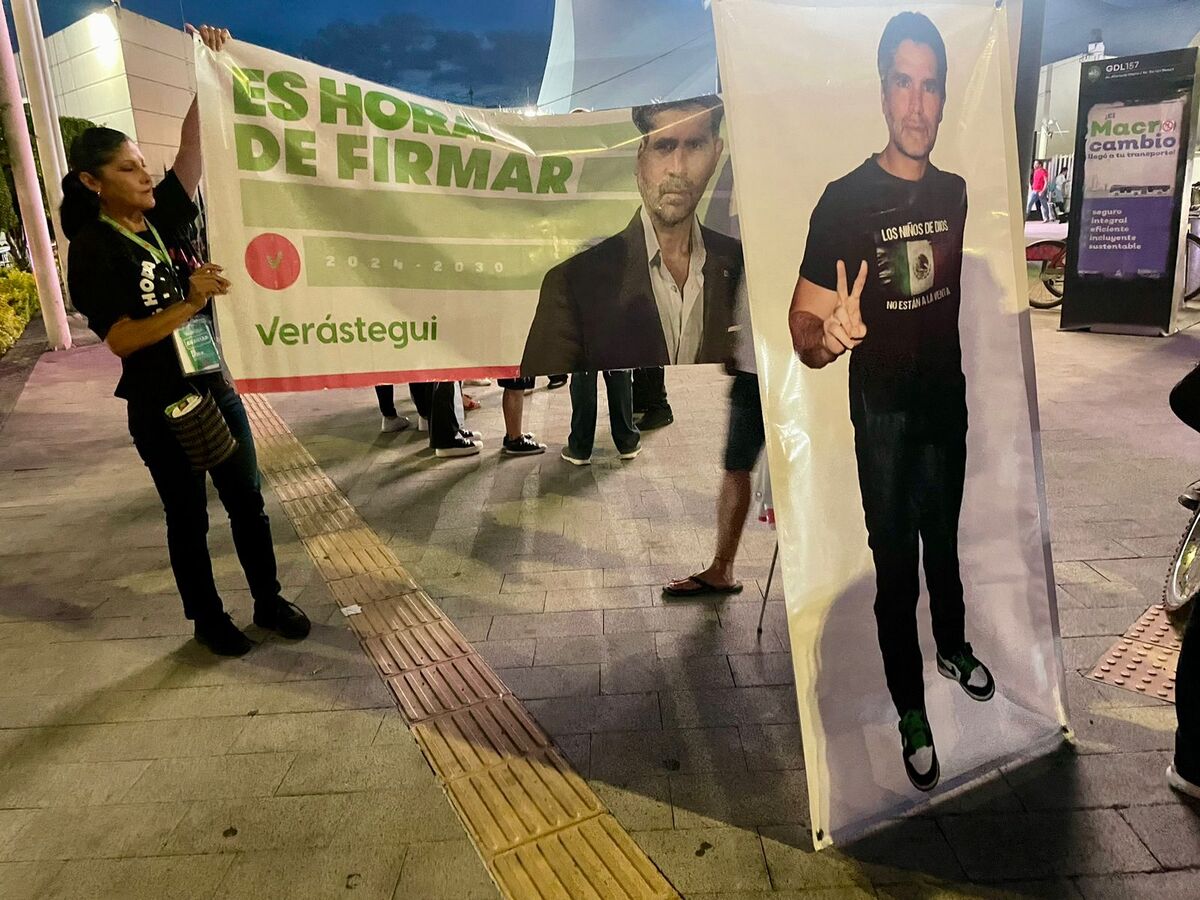 Recolectan firmas a favor de Eduardo Verástegui en FIL de Guadalajara. | Foto: José Antonio Belmont