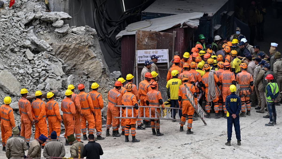 Rescatistas a la entrada del túnel derrumbado en la India | AFP