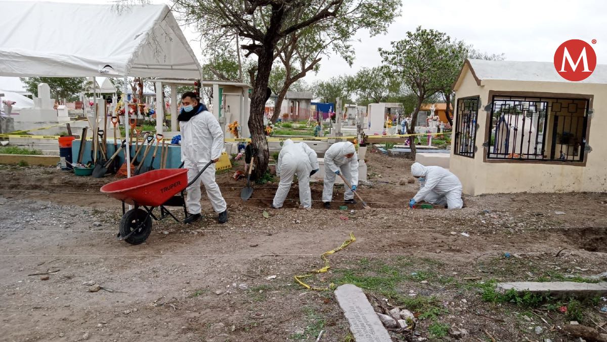 Trabajos de identificación en cementerio de Reynosa.