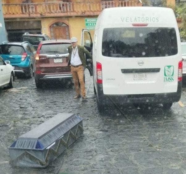 El ataúd cayó de la carroza del IMSS al no tener las puertas bien cerradas (Isabel Zamudio)