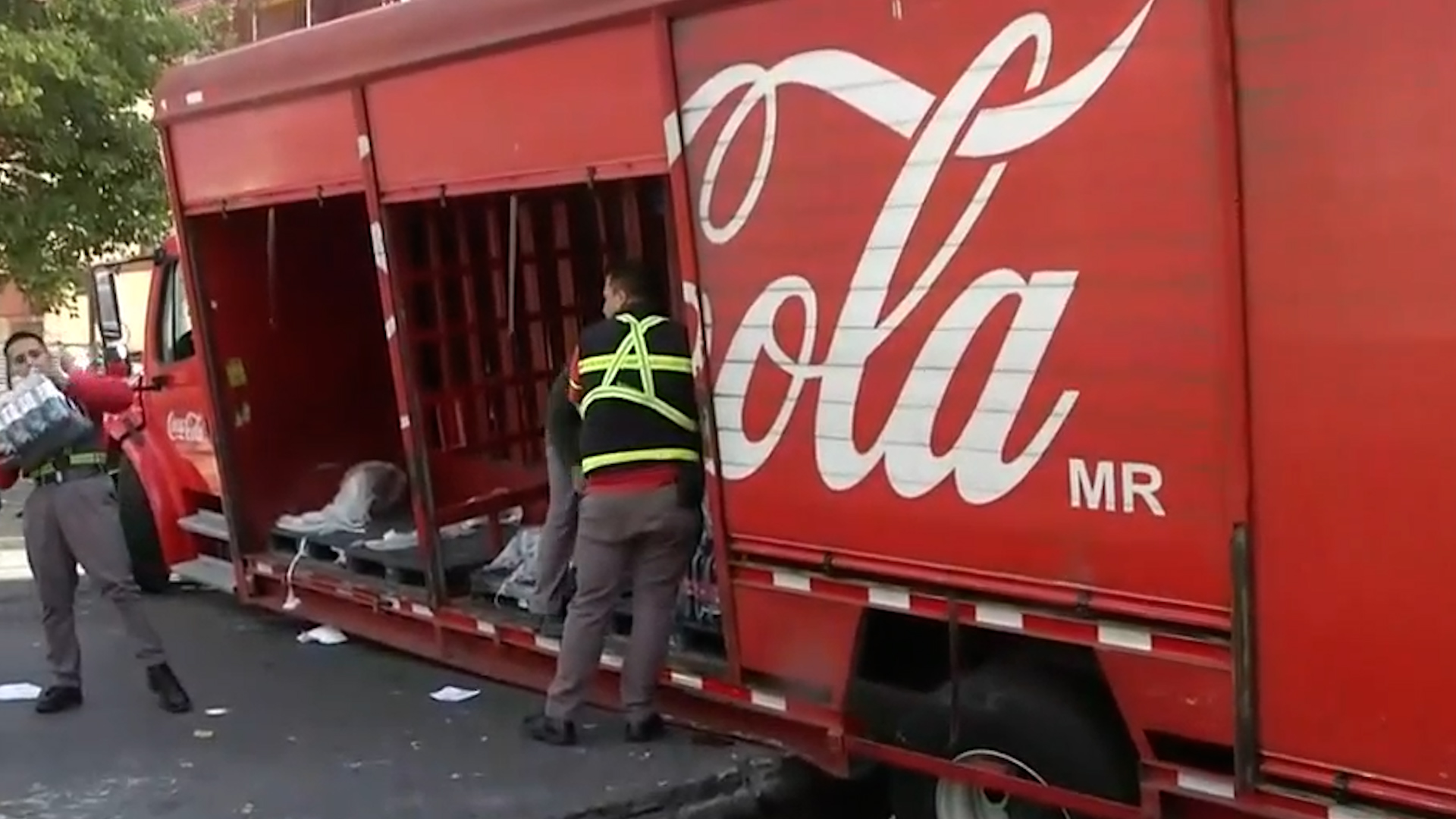Camión cae en socavón en Venustiano Carranza, CdMx; reportan fuga de agua