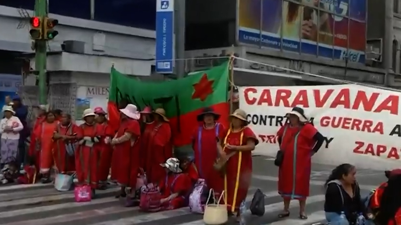 En CdMx, caravana triqui realiza bloqueo vial en Eje Central y avenida Juárez