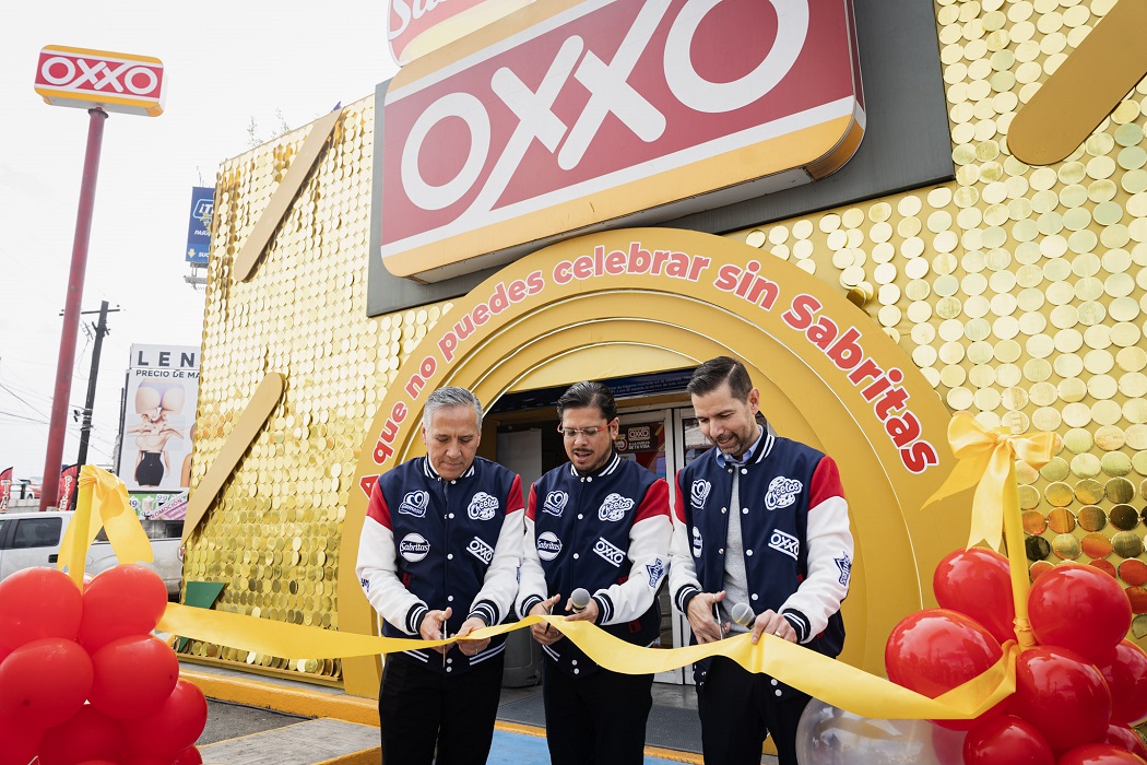 Directivos de OXXO y PepsiCo, encabezaron el corte de listón. (Cortesía)