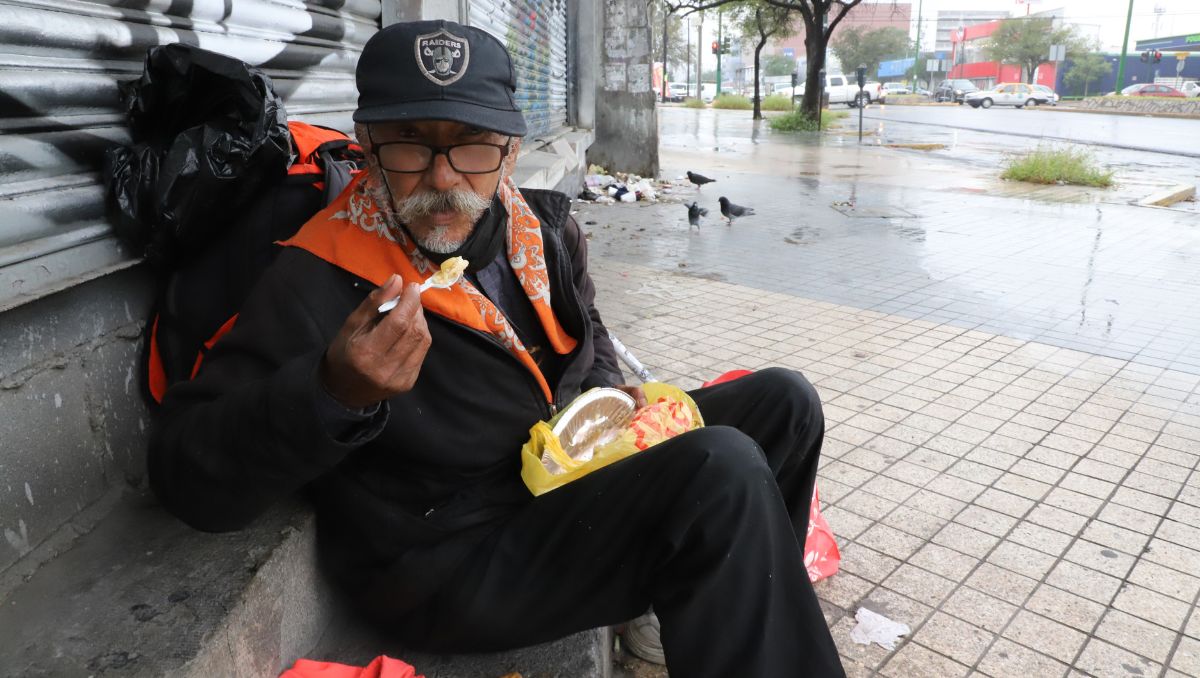 Don Alejandro reveló que durante las noches se acomoda afuera de una tienda en Colón y Vallarta. LEONEL ROCHA