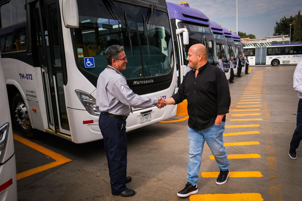 Enrique Alfaro entrega nuevos autobuses a Mi Macro Calzada