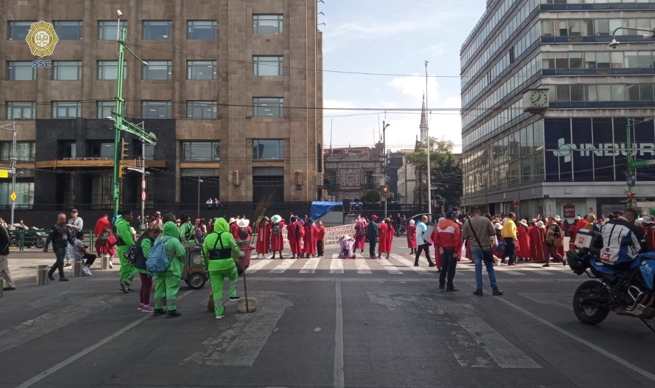 Los inconformes instalaron sus pancartas sobre las cebras de paso. | Especial