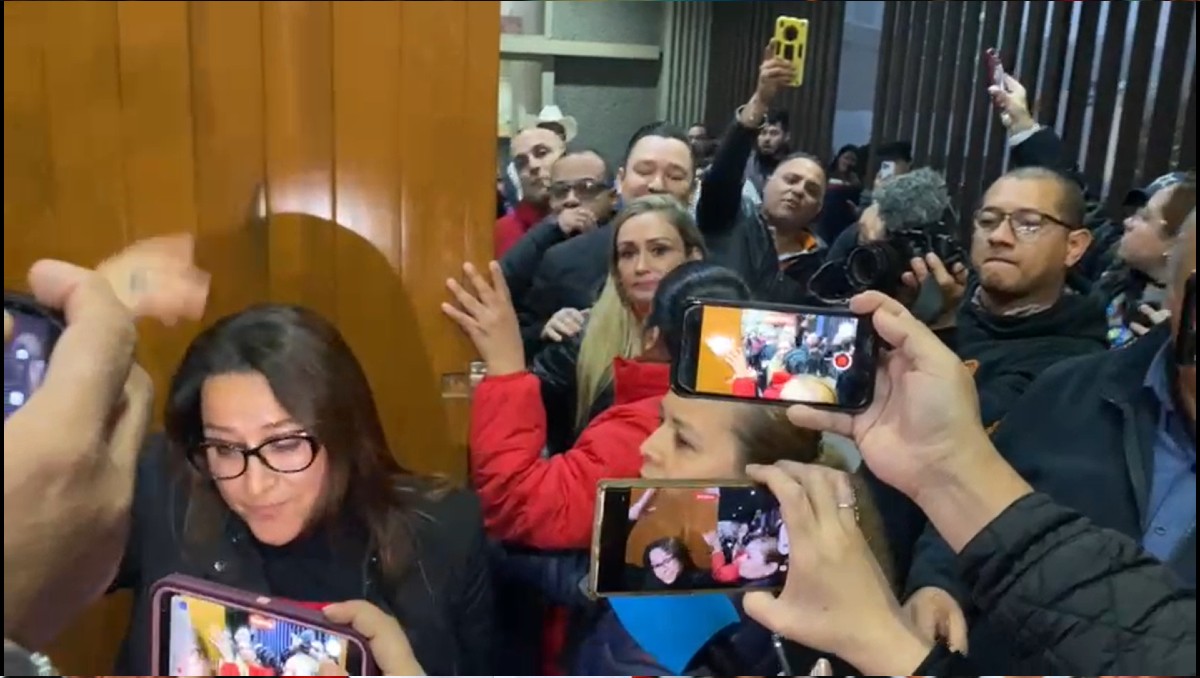 Las legisladoras argumentaban que no los dejaban pasar. Foto: Especial