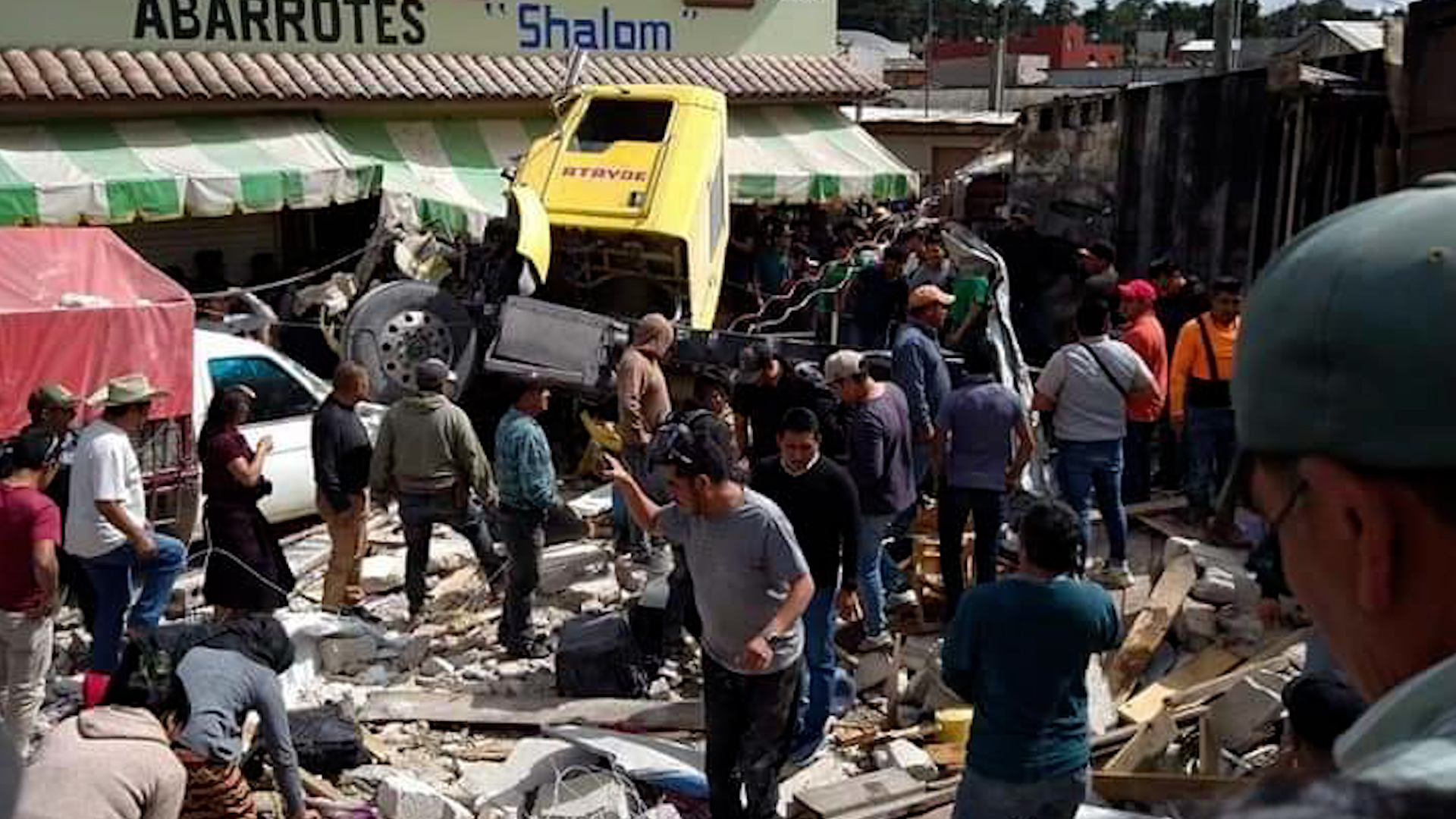 Tráiler sin frenos choca contra locales en Chiapas; hay un herido