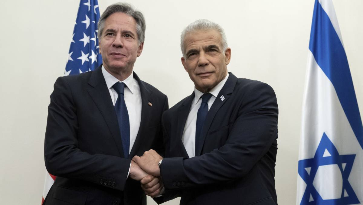 Antony Blinken junto al líder de la oposición en Israel Yair Lapid | AP