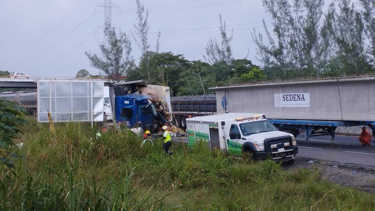 Carambola en autopista de Veracruz. | Foto: Fluvio César Martínez