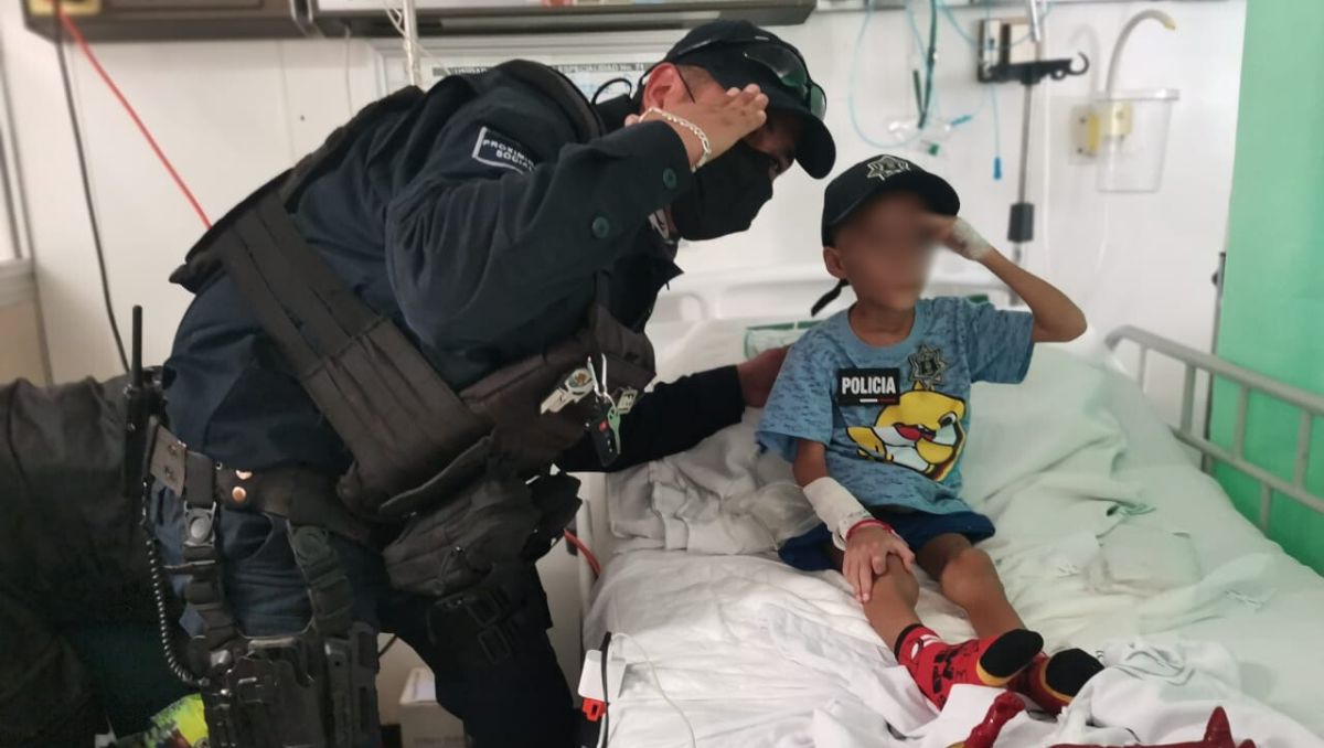 El pequeño Santiago junto a un elemento de la Policía Municipal.