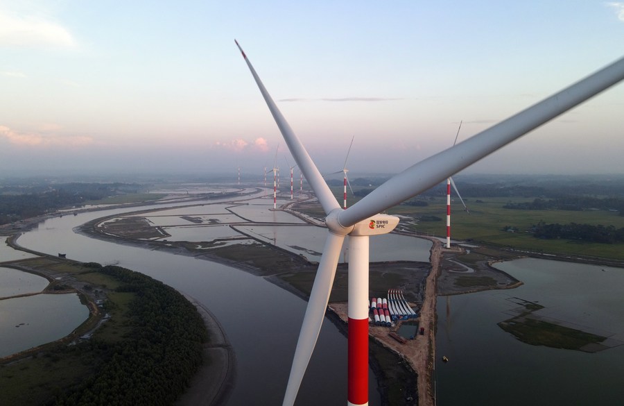 Energía eólica Cox's Bazar en Bangladesh; primera planta de energía eólica del país, construida por una empresa china. (Xinhua/Salim)