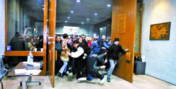 Portazo en la sede legislativa, un cerco de 40 ministeriales protegió la Mesa Directiva. RAÚL PALACIOS