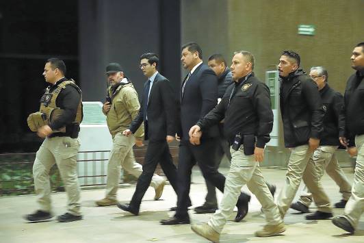 El ex vicefiscal del Ministerio Público arribó al recinto legislativo pasadas las 20:30, acompañado por personal de la Fiscalía General de Justicia.