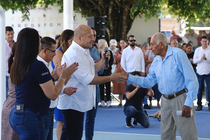 Entrega Enrique Alfaro cheques a damnificados tras el paso del huracán “Lidia” en costa de Jalisco (Cortesía)