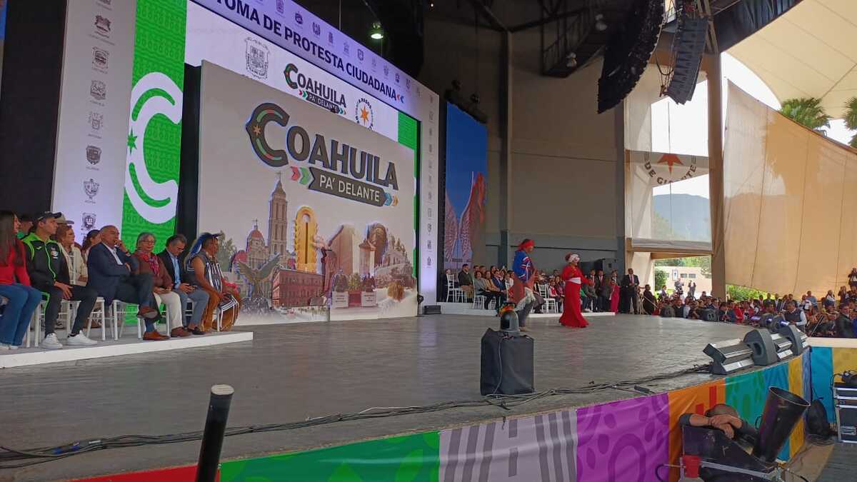 Pasarela en representación de las diferentes regiones del estado. (Daniel Santiago)