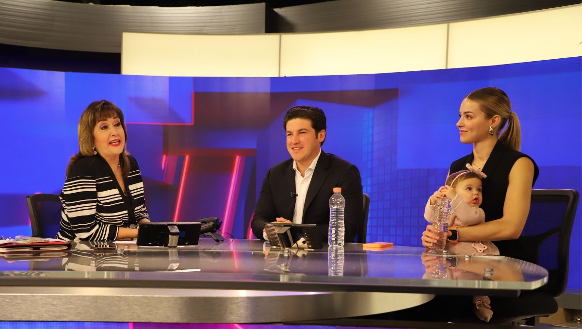 Samuel García y Mariana Rodríguez fueron entrevistados por la licenciada María Julia Lafuente para Telediario Mediodía. Roberto Alanís