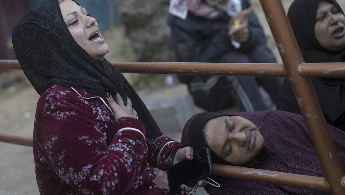 Mujeres palestinas durante un funeral en Gaza | (Agencia EFE)