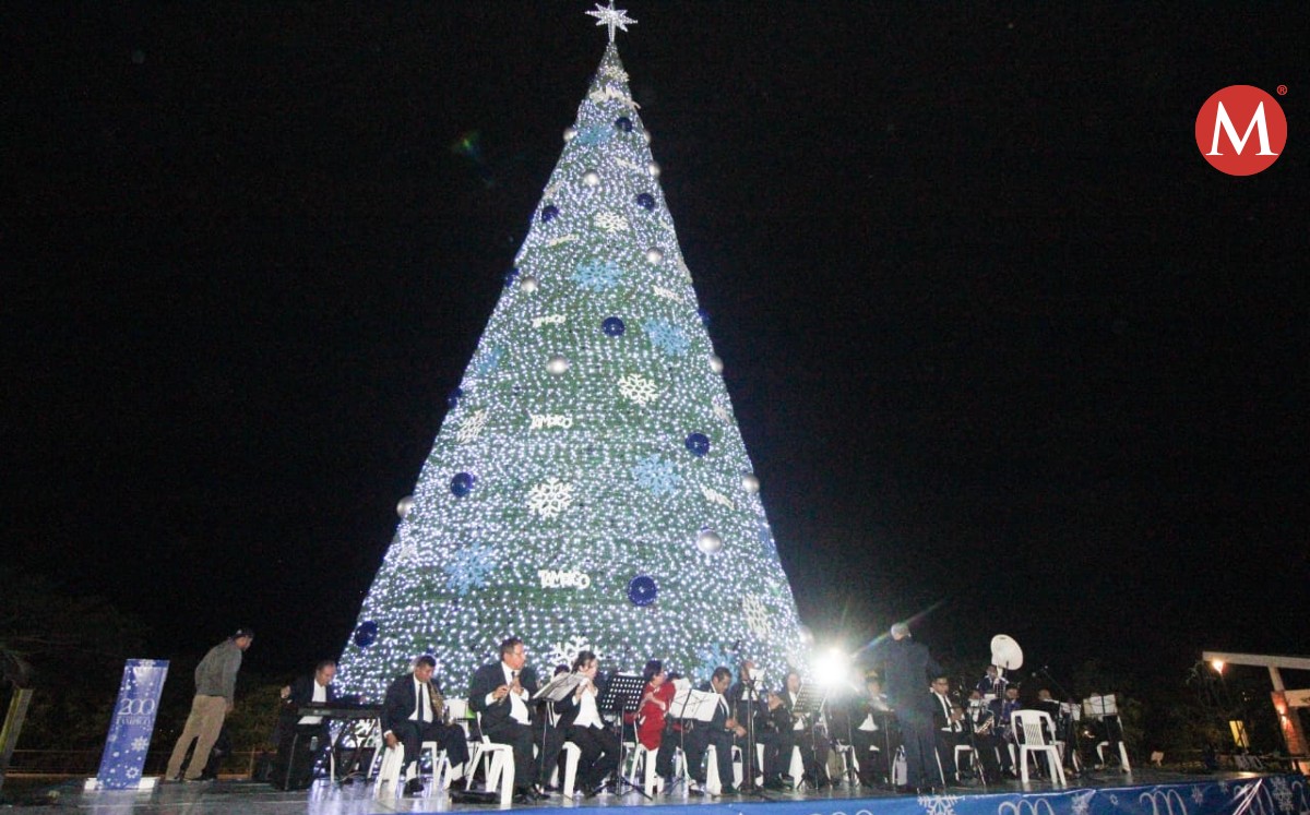 Encienden pino navideño en Tampico. Foto: Yazmín Sánchez