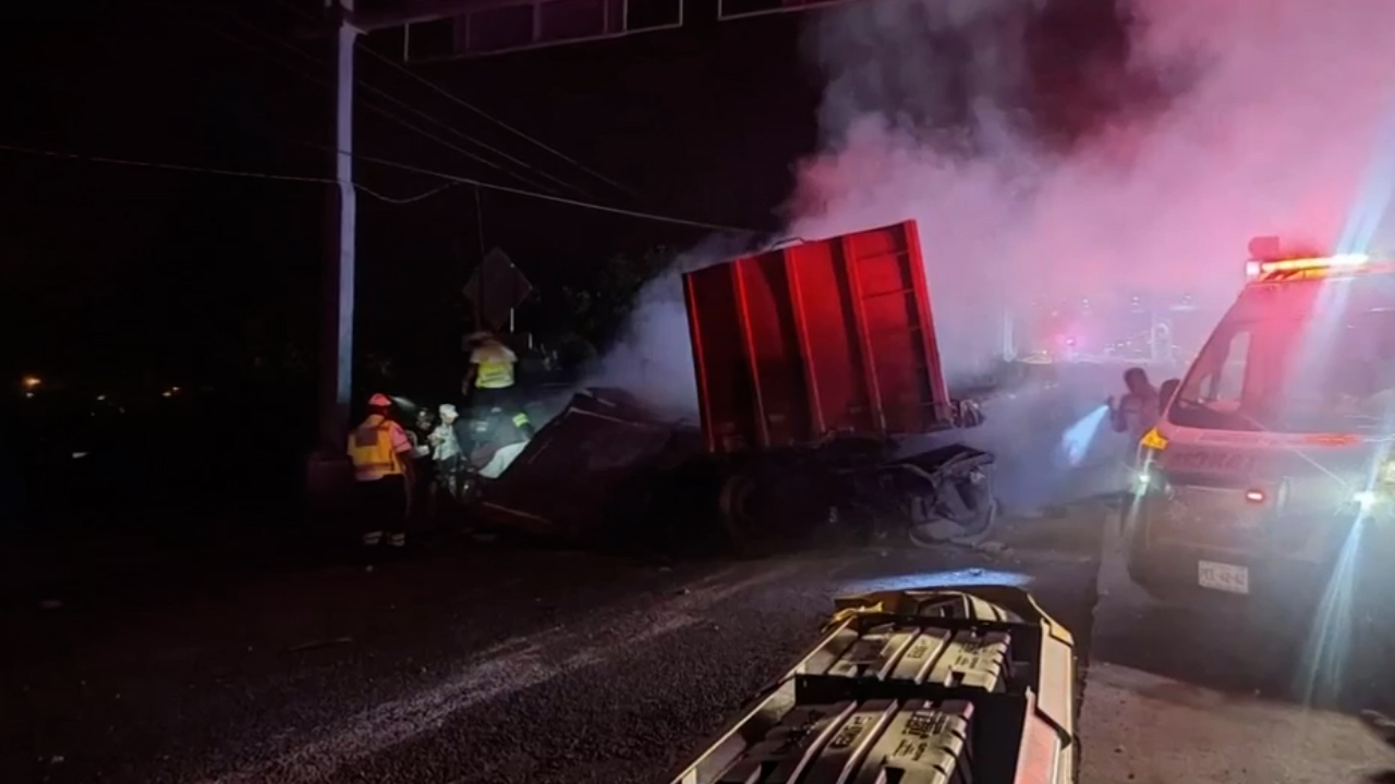 Tráiler choca con garitas de peaje en Guerrero; hay dos muertos