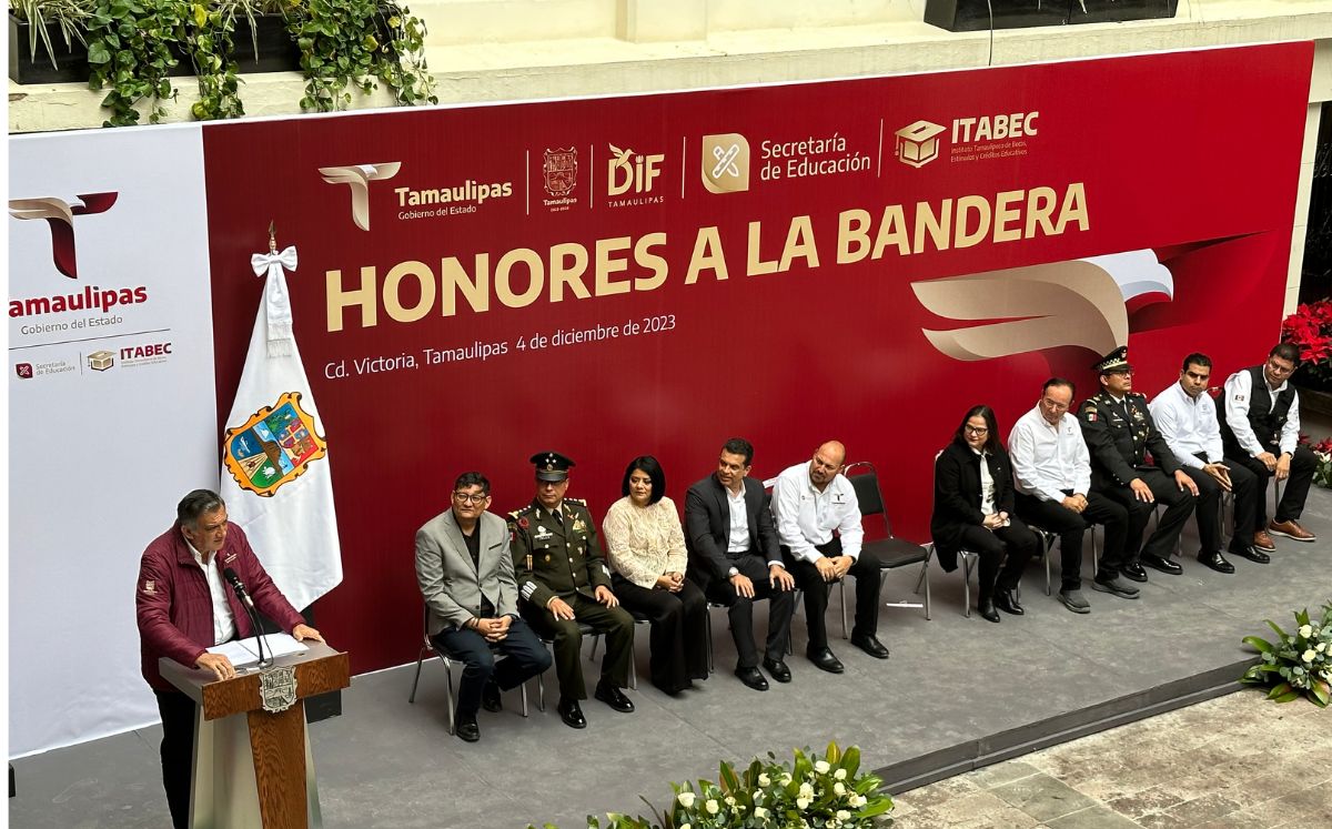 Américo Villarreal en el marco de los Honores a la Bandera.