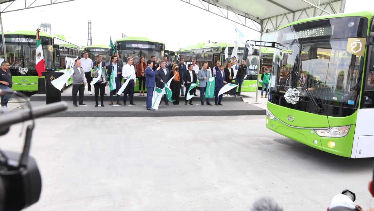 El gobernador Samuel García Sepúlveda entregó las nuevas unidades ecológicas. Foto: Raúl Palacios