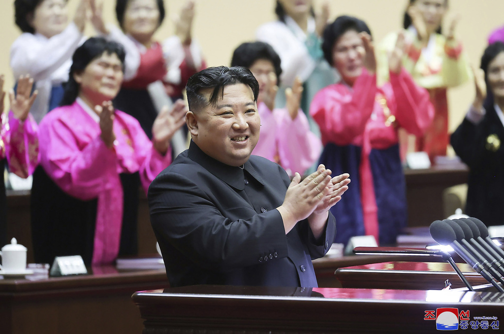 Kin Jong Un aplaudiendo en la Reunión Nacional de Madres en Pyongyang, Corea del Norte | AP