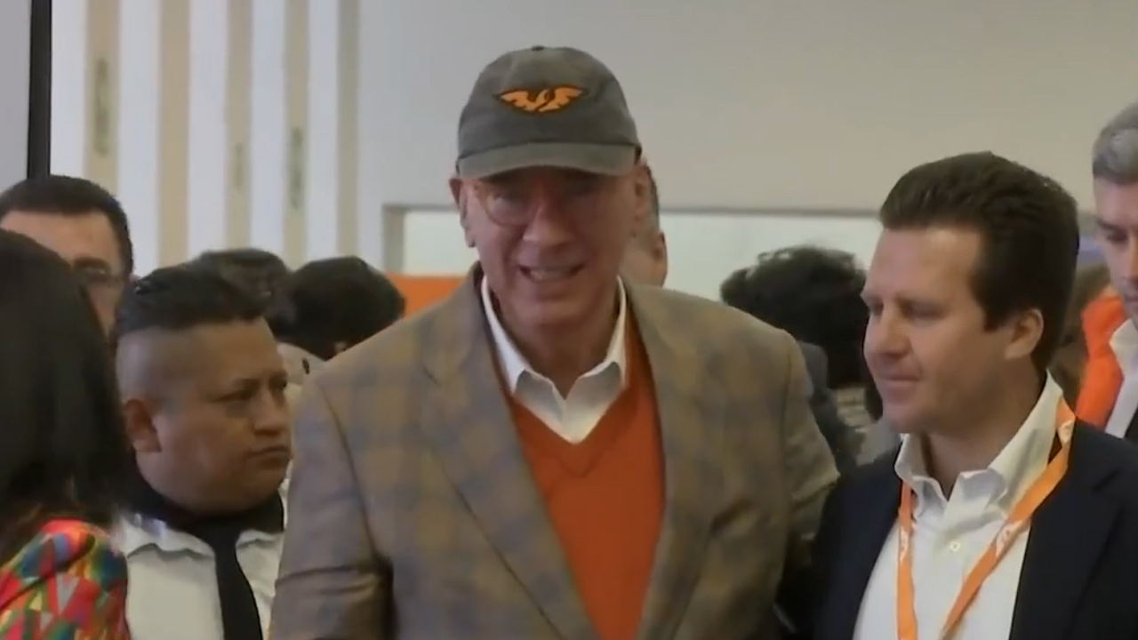 Llega Dante Delgado a reunión de Movimiento Ciudadano en CdMx