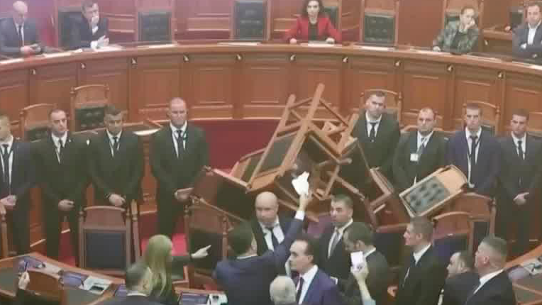 Miembro del parlamento de la oposición interrumpe la sesión con bombas de humo en Albania.