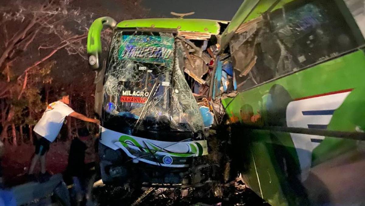 El autobús quedó destruido por el impacto | Especial