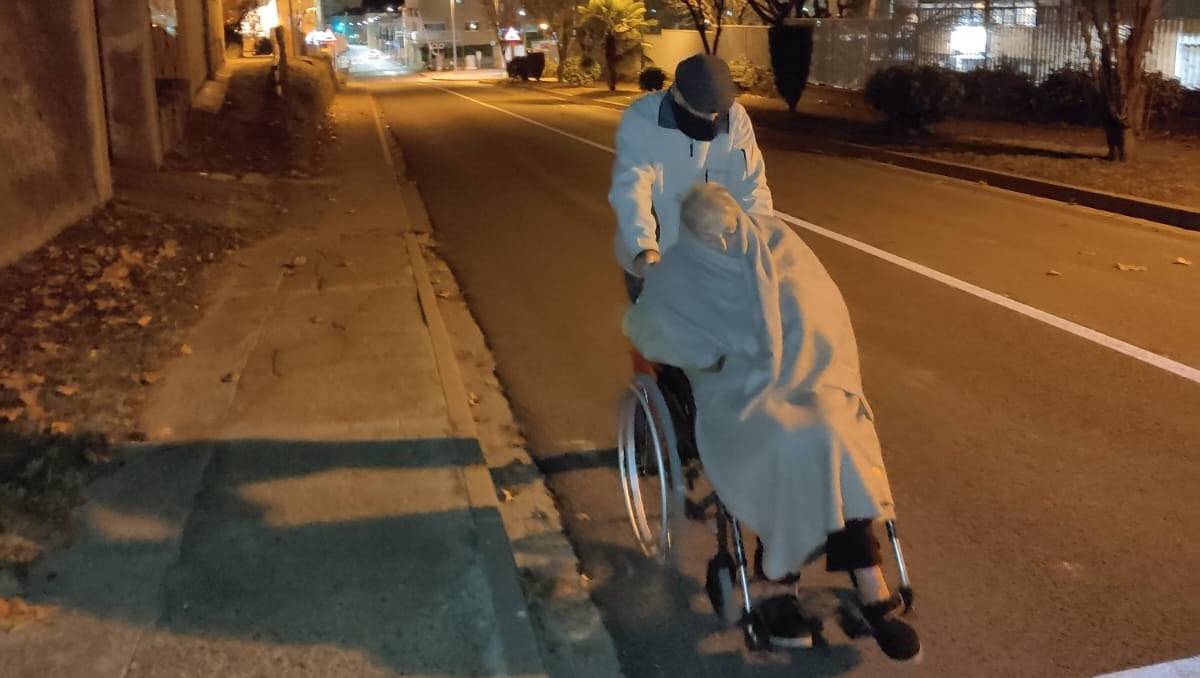 La mujer tiene Alzheimer y debe ir constantemente al hospital | Especial