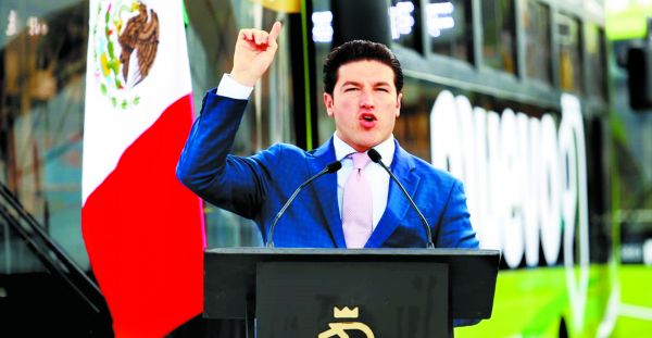 El mandatario emecista de Nuevo León durante la entrega de 200 camiones ecológicos. RAÚL PALACIOS