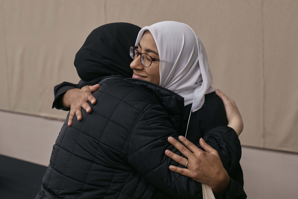 Dos mujeres se abrazan en una reunión de mujeres judías y musulmanas en la Universidad de Rutgers en New Brunswick, Nueva Jersey | Agencia AP