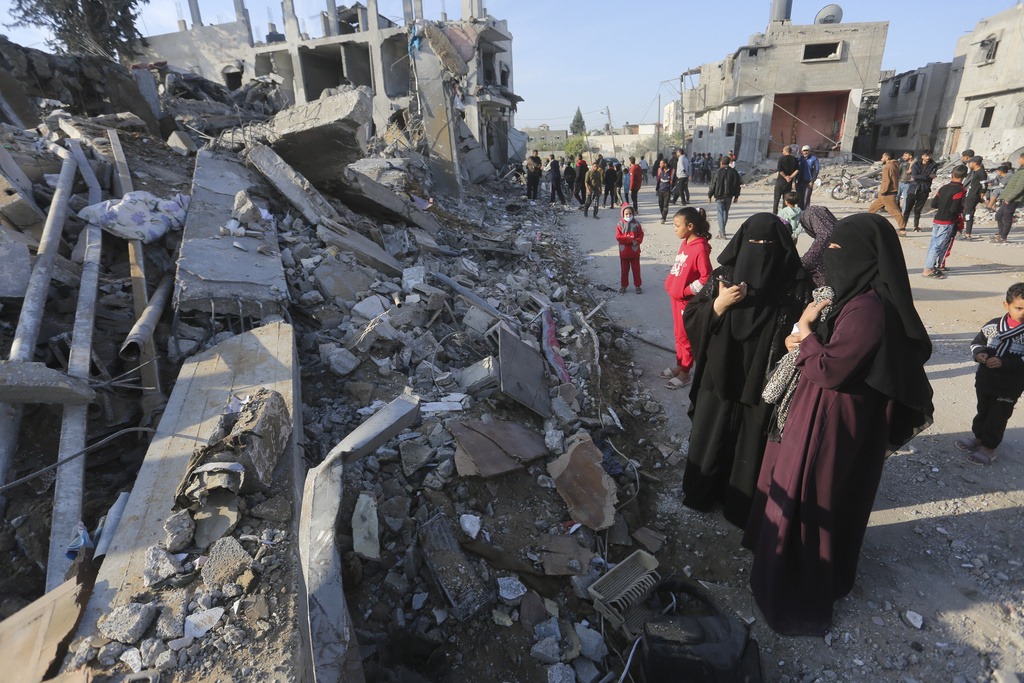 Palestinos observan la destrucción causada por el bombardeo israelí de la Franja de Gaza en Rafah | Agencia AP