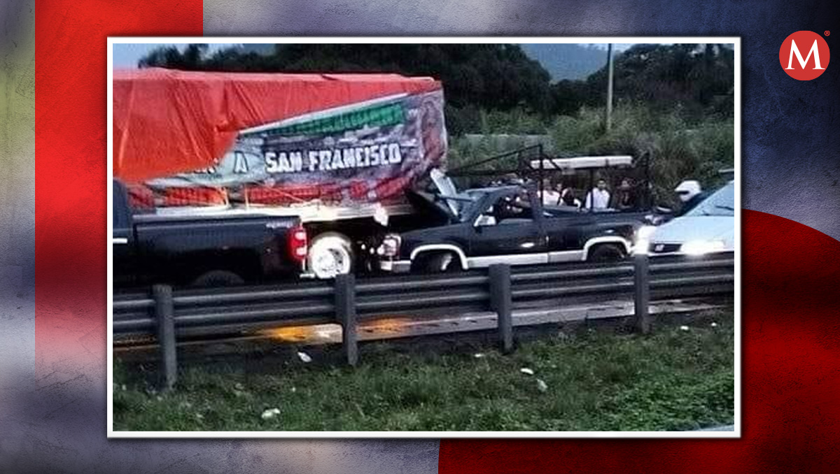 Camioneta impacta contra un camión tipo torton con peregrinos en autopista de Veracruz. | Especial