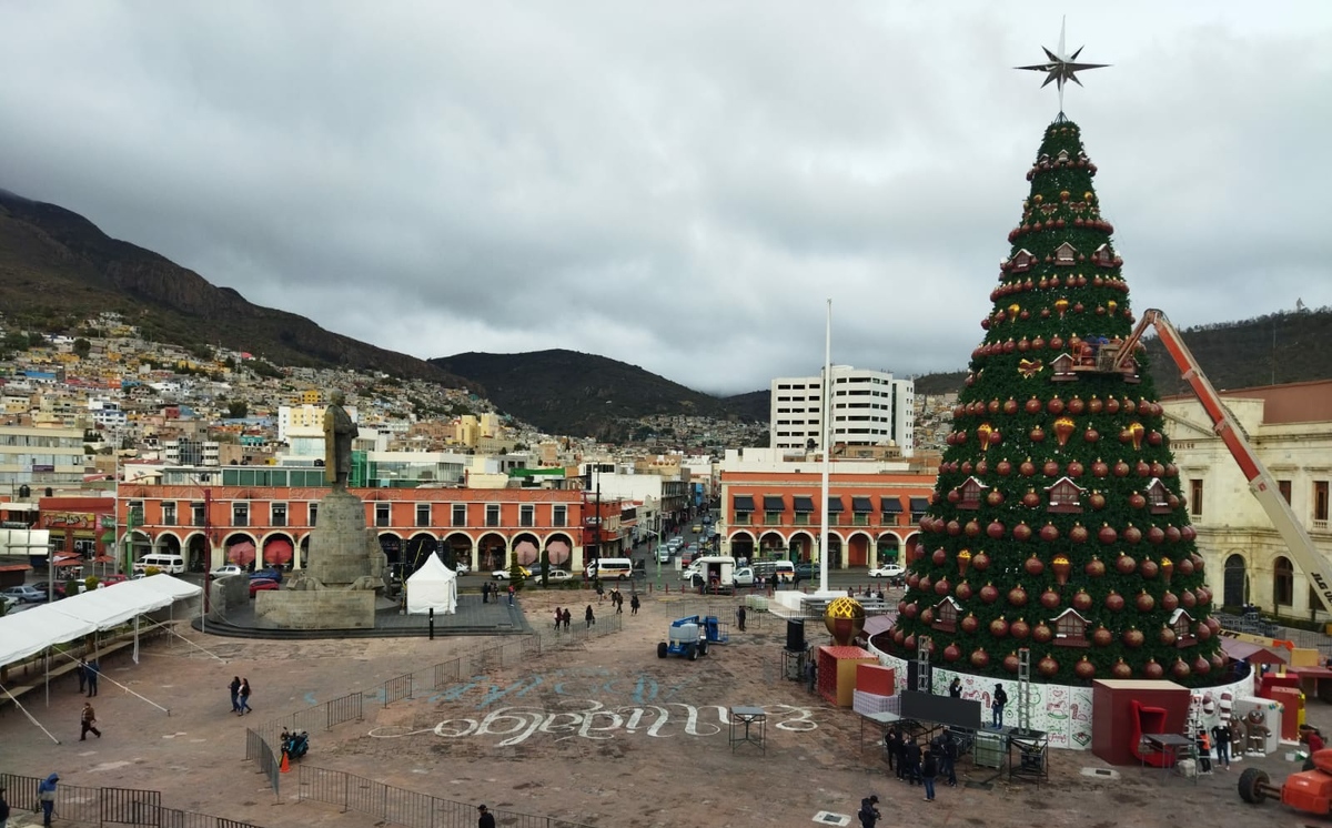 Encendido del árbol en Pachuca. (Aaron García)