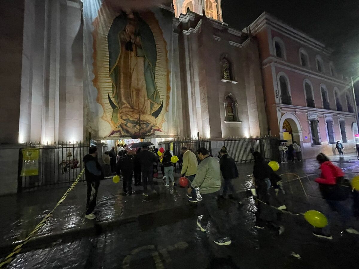 Con globos amarillos y rojos, así como las velas con su respectivo vaso de protección, el contingente partió a las 18:00 horas. (Rolando Riestra)