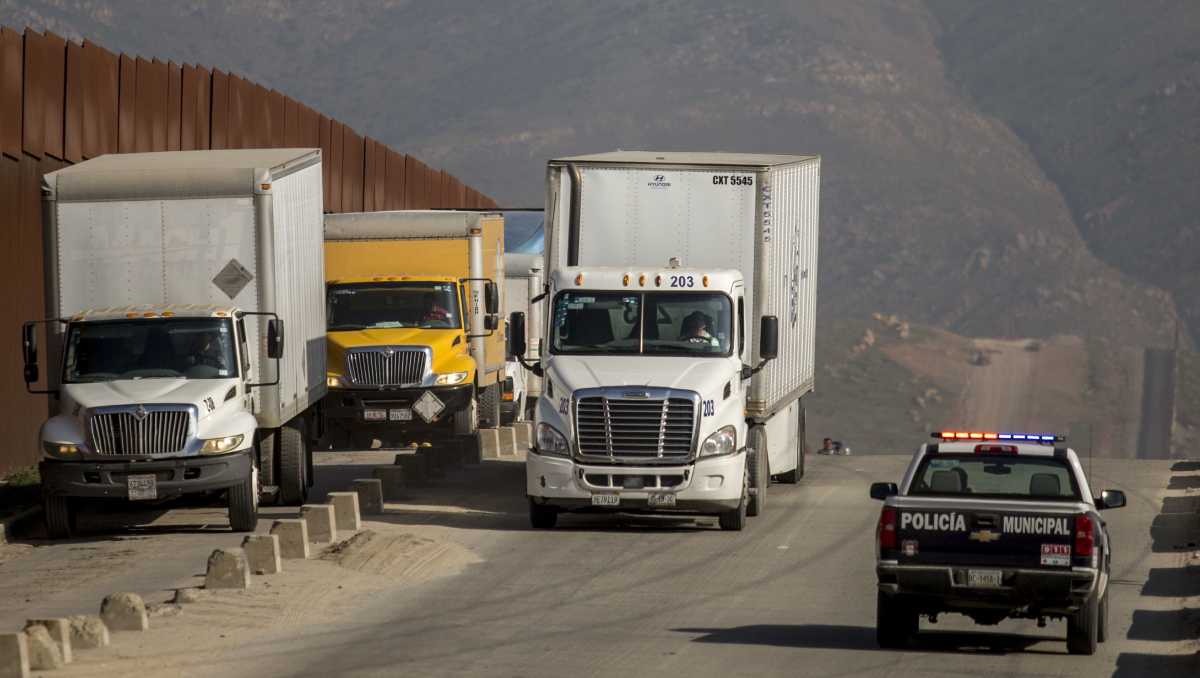 El transporte de carga es susceptible a delitos; se necesita seguridad para concretar beneficios de la relocalización de empresas. | Cuartoscuro