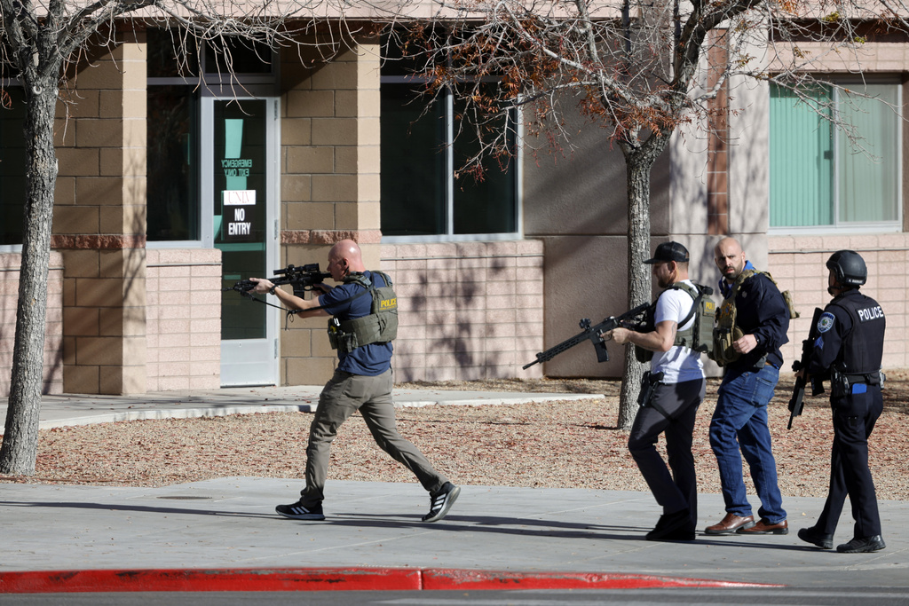 Agentes de las fuerzas de seguridad ingresan a un edificio de la Universidad de Nevada | AP