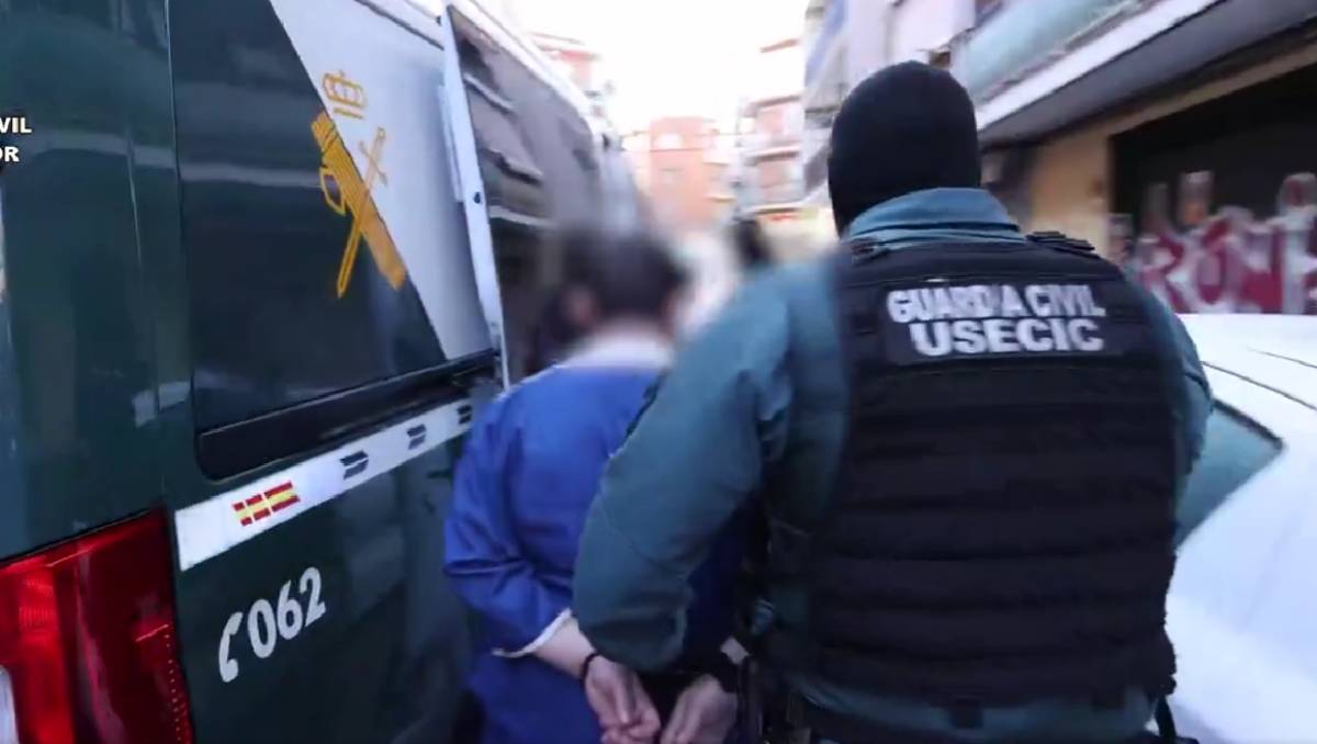 El docente fue escoltado por la Guardia Civil | X