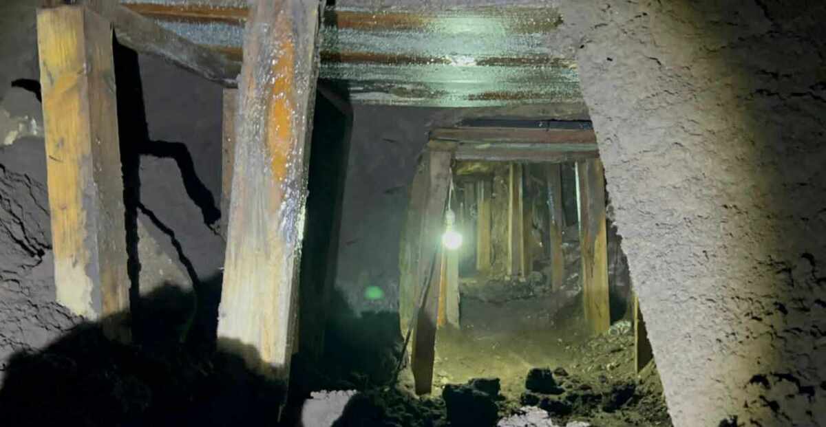 El túnel pasaba por debajo de la carretera.